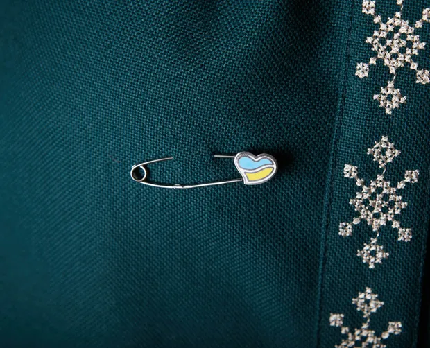 Срібна шпилька жовто-блакитна 271 Р бл./жовт.