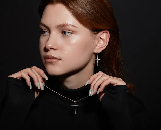 Срібний хрестик декоративний з фіанітами 35101