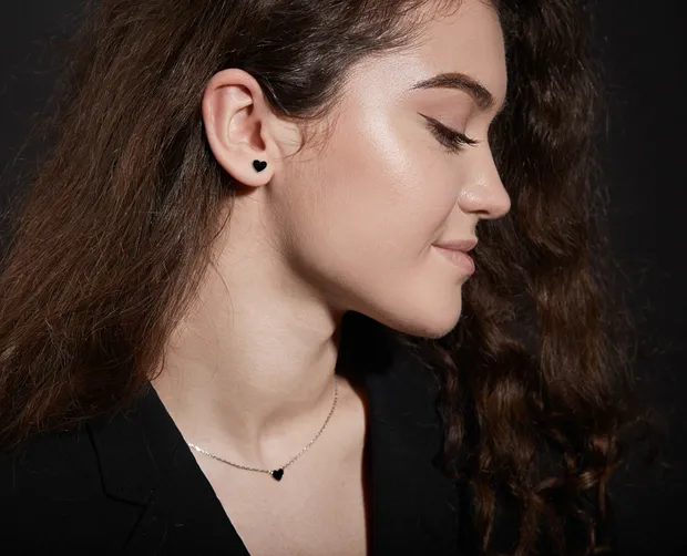 Срібні сережки пусети Сердечка з чорною емаллю 1320.10С