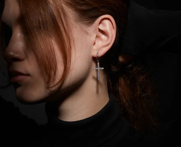 Срібні сережки конго Хрестики всипані цирконійом 1078.10С