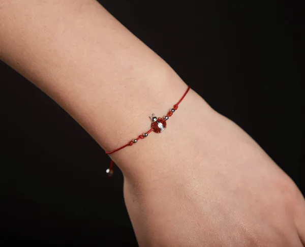 Шовковий браслет з срібною застібкою дитячий з підвіскою Бедрик 994Б