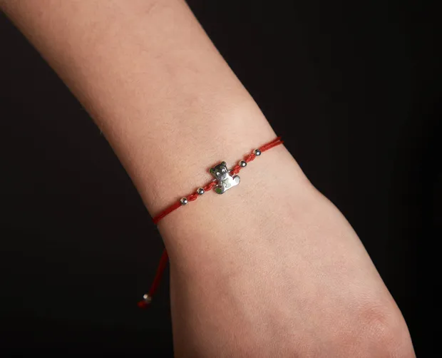 Шовковий браслет з срібною застібкою дитячий з підвіскою Ведмедик 993Б/В